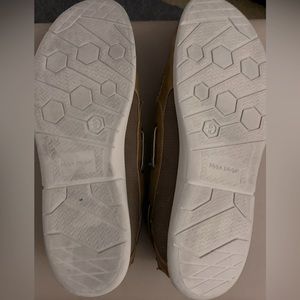 Very nice barely worn beach shoes